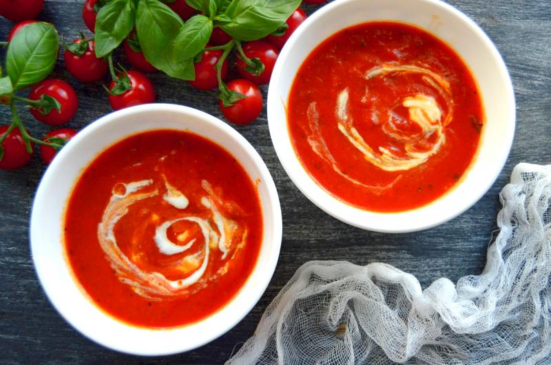 Lekka zupa krem ze świeżych pomidorów z bazylią